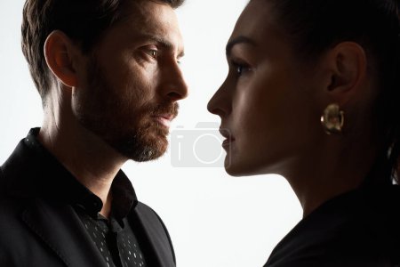 Foto de Un hombre y una mujer con un atuendo elegante uno frente al otro. - Imagen libre de derechos