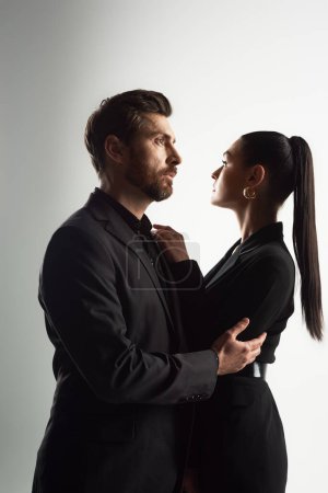 Téléchargez les photos : Un homme et une femme en tenue élégante se tiennent côte à côte. - en image libre de droit