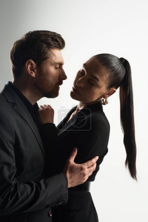 Téléchargez les photos : Un couple élégant, vêtu d'une tenue élégante, s'embrassant tendrement. - en image libre de droit