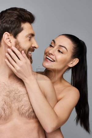 Téléchargez les photos : Un homme et une femme sourient ensemble dans une pose joyeuse, exsudant le bonheur. - en image libre de droit
