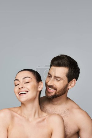 Un hombre y una mujer comparten un momento de risa juntos.