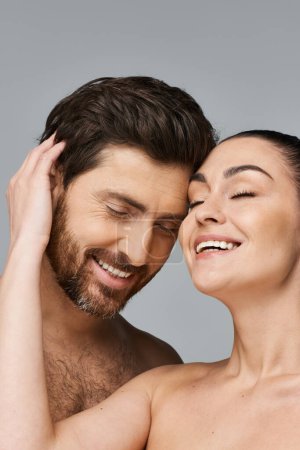 Téléchargez les photos : Un homme et une femme souriant ensemble, rayonnant de bonheur et d'amour avec une peau rayonnante. - en image libre de droit