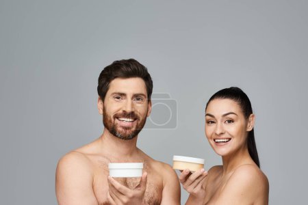 Un hombre y una mujer disfrutando de un momento juntos, sosteniendo crema.