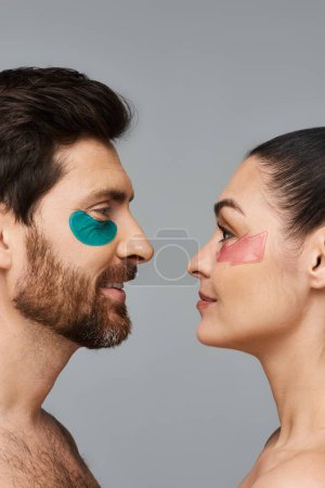Homme attrayant et une femme utilisant des patchs pour les yeux.