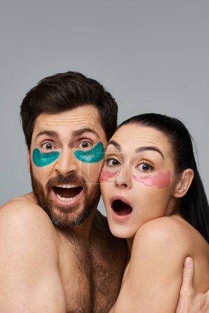 Hombre atractivo y una mujer usando parches para los ojos.