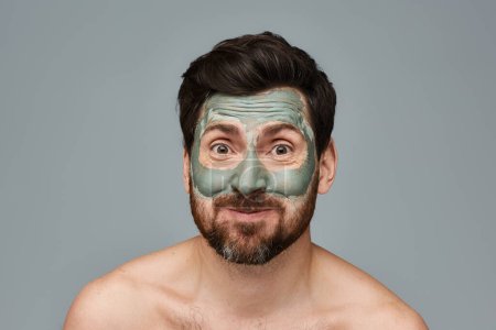 Téléchargez les photos : Un homme portant un masque facial vibrant. - en image libre de droit