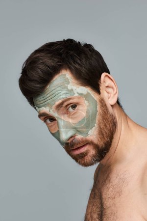 Foto de Un hombre está usando una máscara facial, centrándose en la rutina de cuidado de la piel. - Imagen libre de derechos