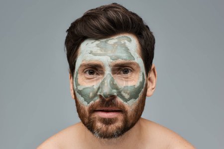 Téléchargez les photos : Homme barbu portant un masque facial, soins de la peau. - en image libre de droit