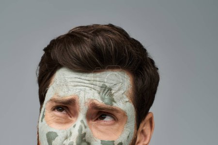 Foto de Un hombre con una máscara facial posa para un retrato. - Imagen libre de derechos