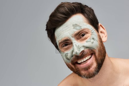 Téléchargez les photos : Un homme portant un masque facial et souriant. - en image libre de droit