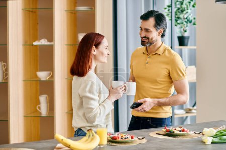 Téléchargez les photos : Une belle rousse et un homme barbu engageant une conversation sincère dans une cuisine moderne. - en image libre de droit