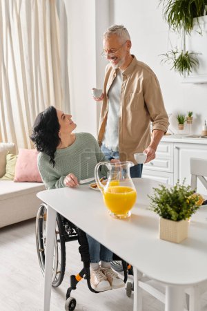 Eine behinderte Frau im Rollstuhl genießt einen ruhigen Moment mit ihrem Mann im gemütlichen Wohnzimmer zu Hause.
