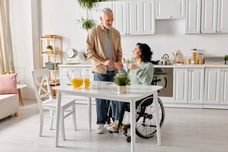 Une femme handicapée dans un fauteuil roulant parlant avec son mari dans l'ambiance chaleureuse de leur cuisine à la maison.