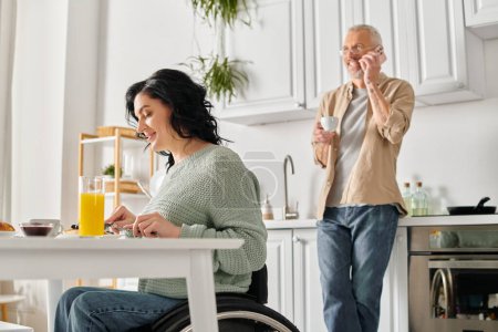 Una mujer discapacitada en silla de ruedas y su marido juntos en su cocina casera.