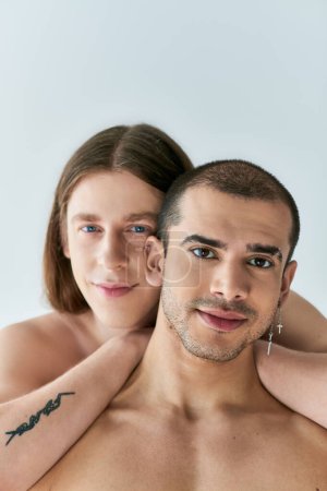 Un couple gay aimant dans une belle pose.