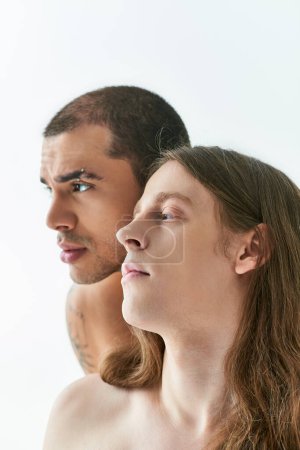 Foto de Dos hombres comparten un momento tierno, mirándose a los ojos. - Imagen libre de derechos