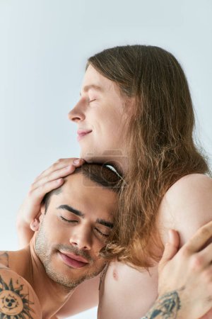 Téléchargez les photos : Un homme tient tendrement son petit ami dans ses bras. - en image libre de droit
