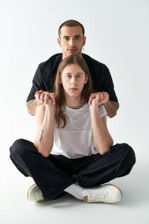 Zwei Männer in synchroner Yoga-Pose.