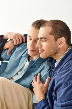 Téléchargez les photos : Deux hommes en conversation intime, assis étroitement ensemble. - en image libre de droit