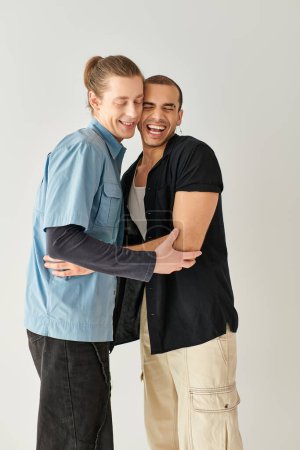 Téléchargez les photos : Deux hommes debout dans l'unité, partageant un moment de connexion et d'amour. - en image libre de droit