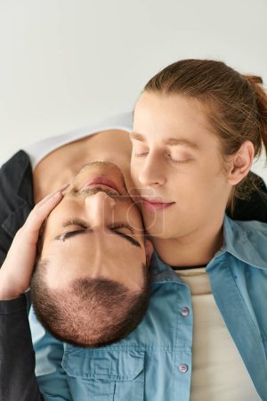 Téléchargez les photos : Moment intime de deux hommes s'embrassant sur le terrain. - en image libre de droit