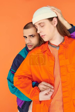 Téléchargez les photos : Deux hommes se tiennent étroitement ensemble, respirant l'amour et l'unité. - en image libre de droit