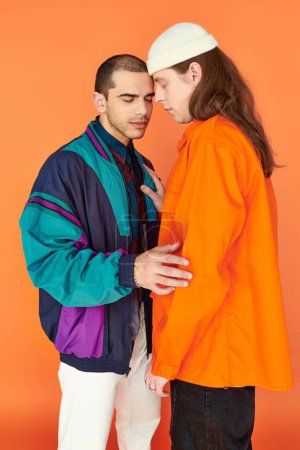 Téléchargez les photos : Un couple gay aimant, deux hommes, se tenant étroitement ensemble dans une étreinte tendre. - en image libre de droit