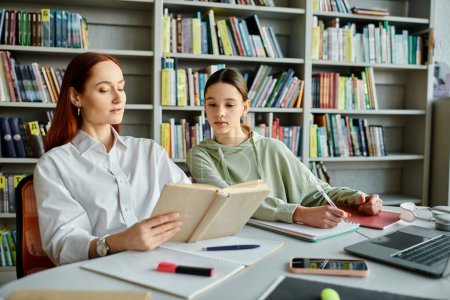 Ein Tutor mit roten Haaren unterrichtet ein Teenager-Mädchen an einem Tisch in der Bibliothek und benutzt einen Laptop für moderne Bildungszwecke..