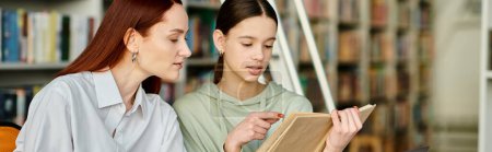 der eine ein rothaariger Lehrer und der andere ein Teenager-Mädchen, vertieft in ein Buch in einer heiteren Bibliothek.