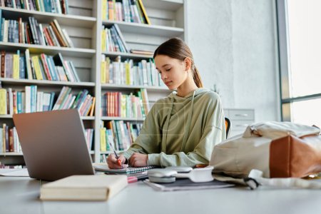Téléchargez les photos : Une adolescente travaille diligemment sur ses devoirs à un bureau, entourée de bibliothèques remplies de connaissances. - en image libre de droit