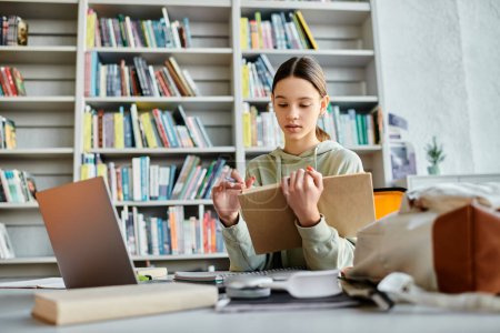 Ein Mädchen im Teenager-Alter sitzt an einem Schreibtisch in ihrem Laptop inmitten einer Bücherregalkulisse und ist tief in die moderne Bildung vertieft..