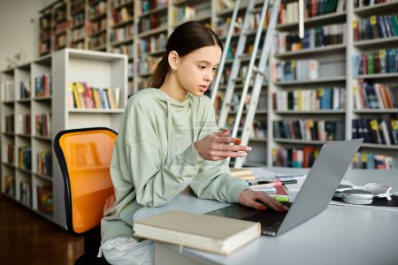 Ein junges Mädchen arbeitet fleißig an ihrem Laptop in einer Bibliothek, vertieft in ihr Studium nach der Schule.