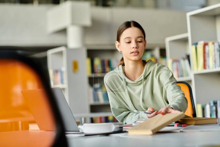 Ein Teenager-Mädchen sitzt an einem Büchertisch, vertieft in ihre Schularbeiten auf einem Laptop, umgeben von Büchern und der friedlichen Atmosphäre der Bibliothek.