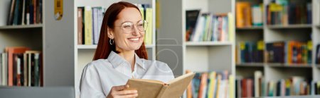 Une femme rousse engloutie dans un livre, entourée de hautes étagères dans une bibliothèque, absorbant la connaissance.