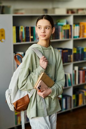 una adolescente con una mochila en una biblioteca, educación después de la escuela.