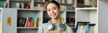 una adolescente con un libro en un entorno de biblioteca, educación moderna.