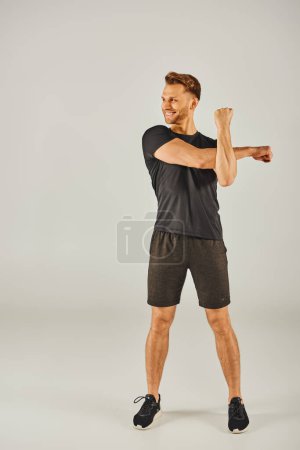 Foto de Un hombre con estilo da una pose confiada frente a un fondo blanco. - Imagen libre de derechos