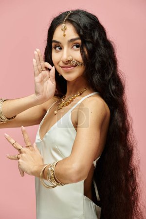 Téléchargez les photos : Superbe jeune femme indienne posant gracieusement avec des cheveux longs. - en image libre de droit