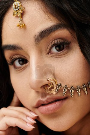 Eine faszinierende junge Indianerin zeigt stolz ihr kompliziertes Nasenpiercing.