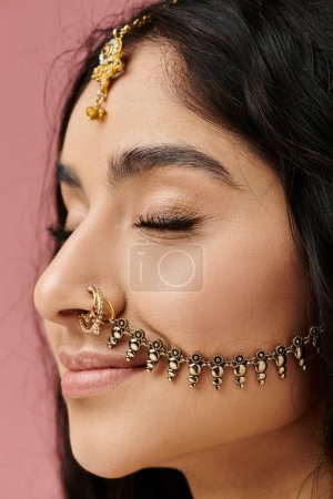 Eine junge Indianerin versprüht Charme in traditioneller Kleidung mit Nasenring.
