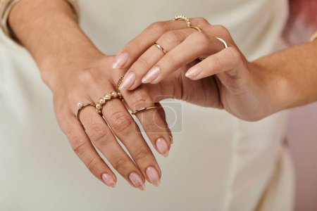 Téléchargez les photos : Une femme indienne mains ornées de divers anneaux, réfléchissant la lumière et mettant en valeur des conceptions uniques. - en image libre de droit
