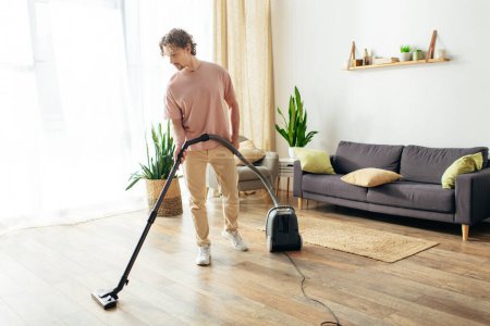 Ein Mann in kuscheliger Hauskleidung putzt das Wohnzimmer mit einem Staubsauger.