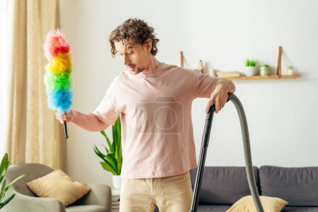 Ein Mann in kuscheliger Hauskleidung saugt das Wohnzimmer.