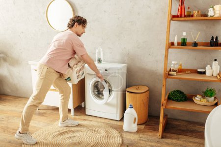 Téléchargez les photos : A man in the bathroom is diligently doing laundry. - en image libre de droit