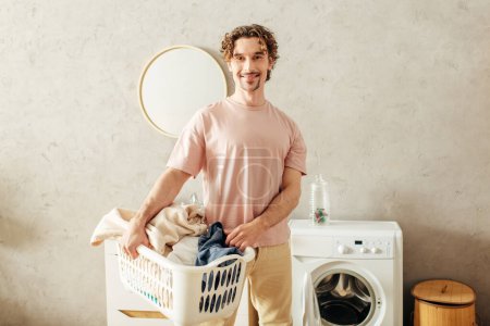 Un caballero en acogedora ropa de casa está al lado de una lavadora.