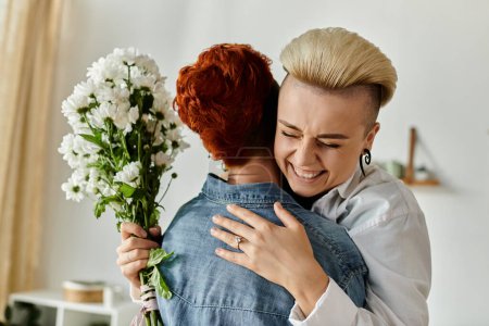 Zwei Frauen mit kurzen Haaren umarmen sich, halten Blumen in der Hand und feiern Liebe und Kameradschaft in einem intimen Moment.