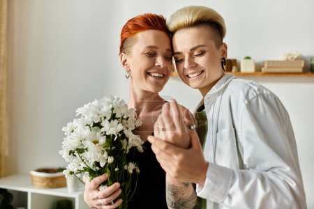 Una pareja lesbiana con el pelo corto de pie juntos, cada uno sosteniendo un colorido ramo de flores en sus manos.