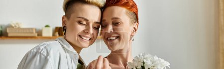 Foto de Dos mujeres con el pelo corto posan delante de un espejo, mostrando su amor y estilo con una actitud de confianza. - Imagen libre de derechos