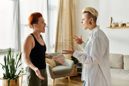 Dos mujeres con el pelo corto participan en una conversación emocional en un ambiente acogedor sala de estar.