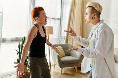 Dos mujeres en intenso argumento en un ambiente acogedor salón, expresando emociones y frustraciones.